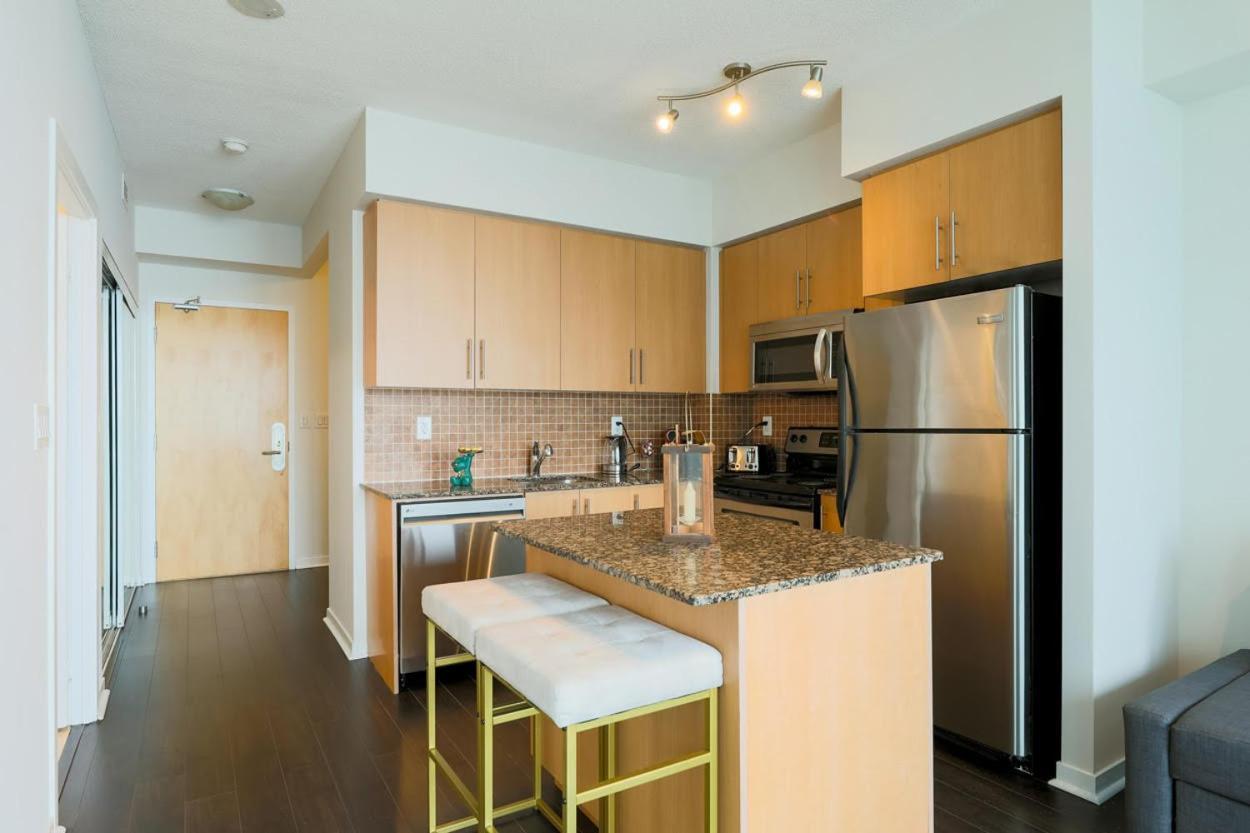 Skyline Elegance Condo Toronto Exterior photo